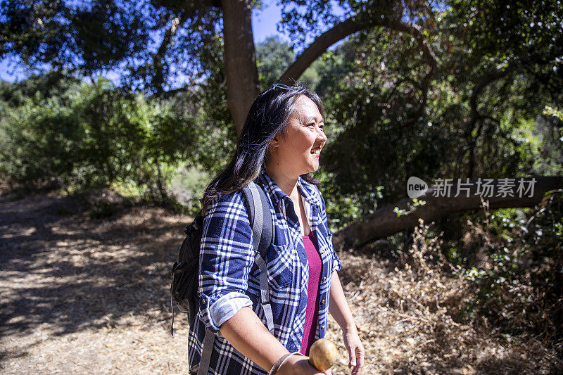 成熟的菲律宾女人在大自然中徒步旅行