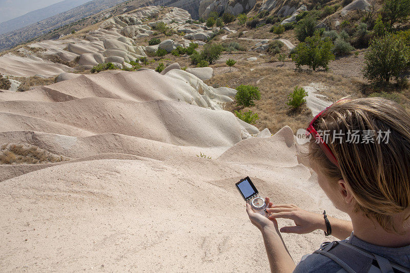 年轻人早晨徒步穿越沙丘