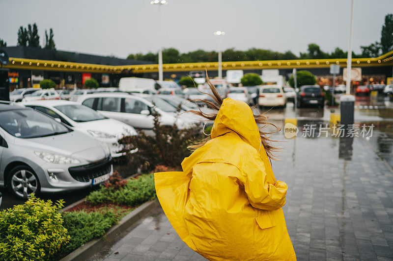 市里突然下起了倾盆大雨