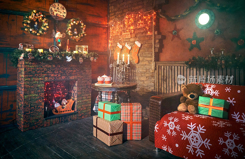传统的红绿颜色在圣诞节装饰和装饰。采购产品壁炉，沙发，礼物和古董桌子和椅子