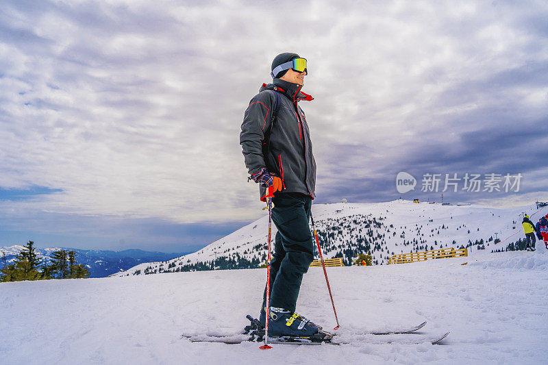 一个活跃的年轻人在山上滑雪