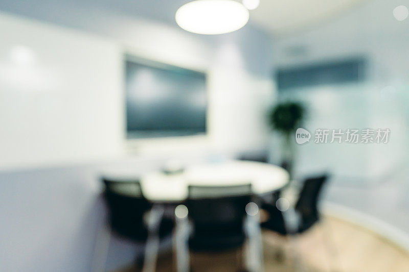 抽象模糊软焦点蓝色室内现代洁净会议室背景。