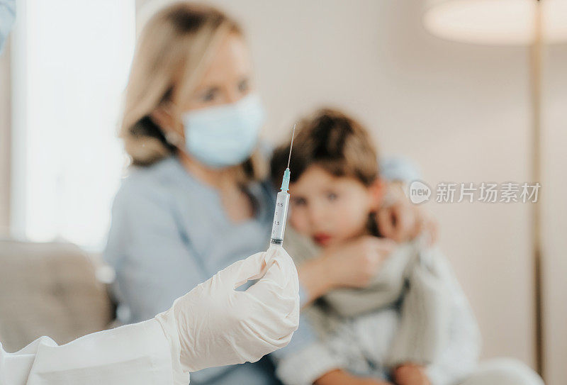 小男孩接种疫苗