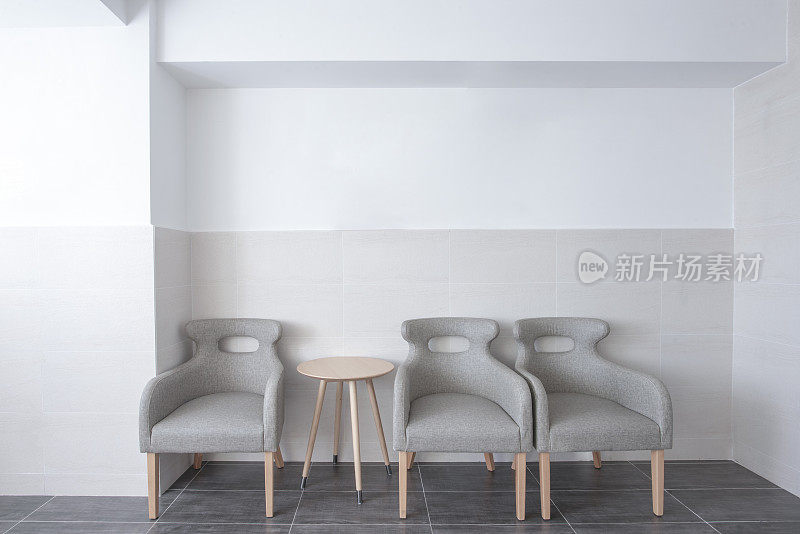 灰色的椅子和木制的咖啡桌在一个舒适和整洁的空间