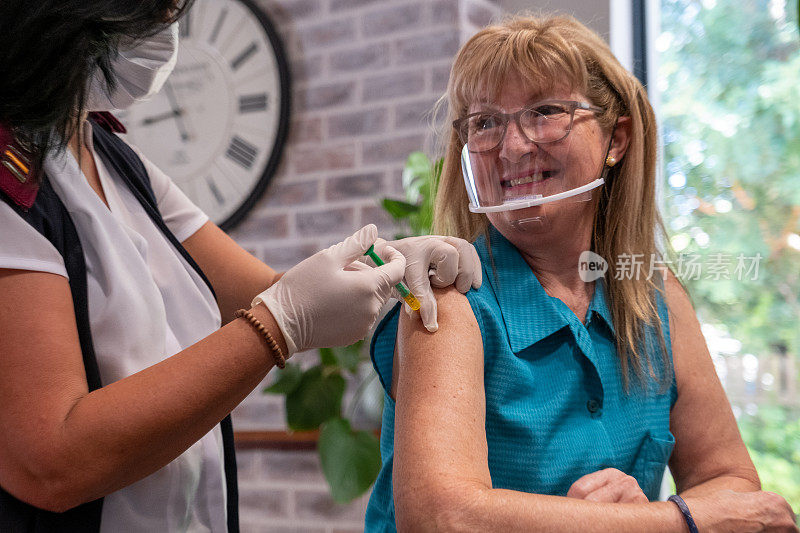 老年妇女在家接种COVID-19疫苗