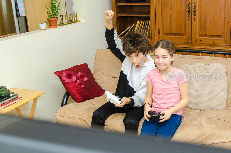 两个孩子在客厅玩游戏