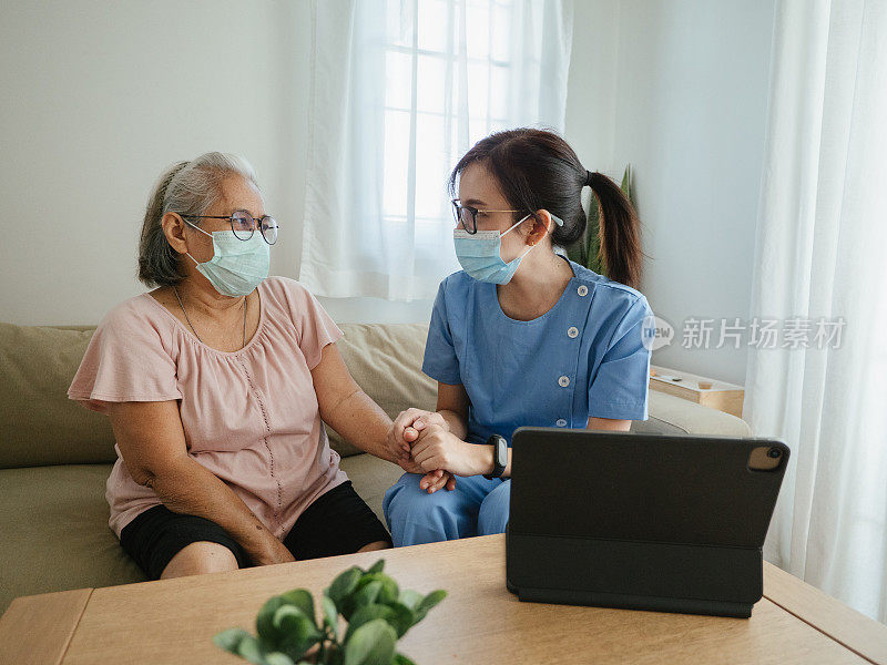 医生咨询资深女性在客厅在家。