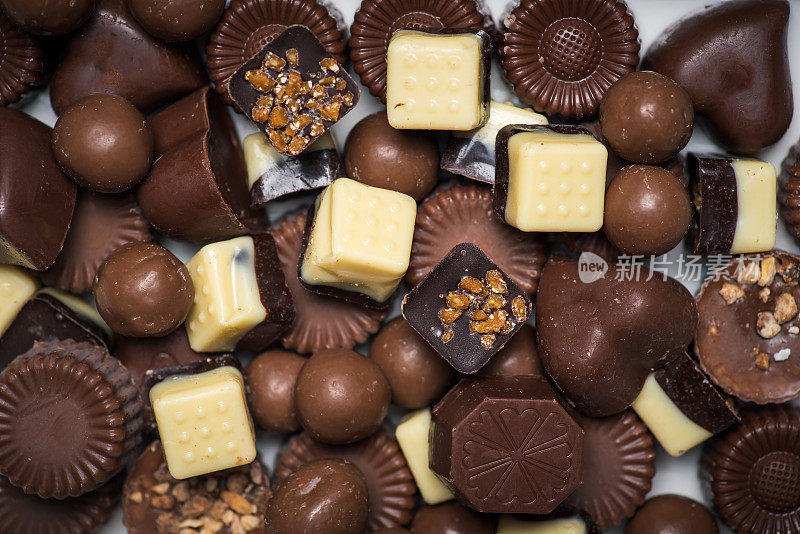 各种各样的巧克力果仁糖甜点堆在一起