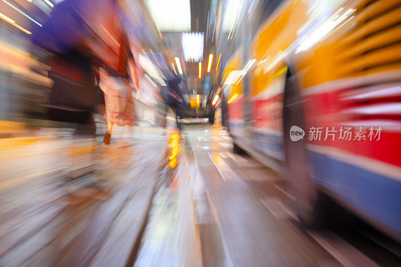 雨中的香港街巴士站