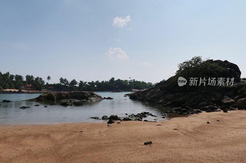 低潮时的海岸岩石，暴露的潮汐池，科伦坡海滩，果阿，印度