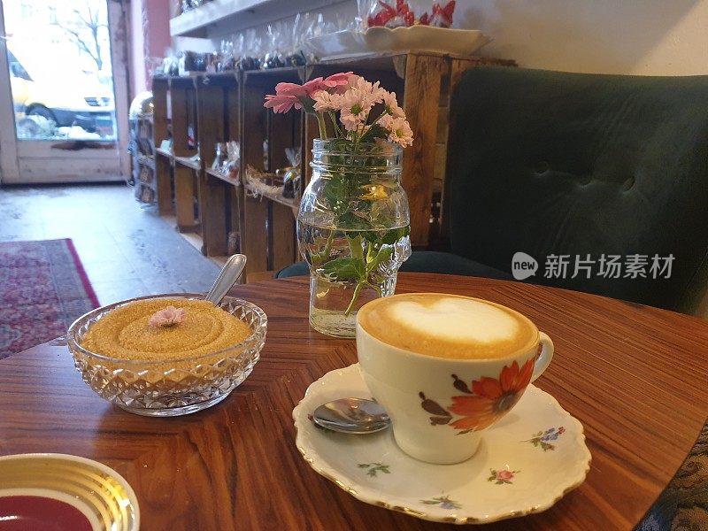 咖啡桌在复古咖啡馆装饰
