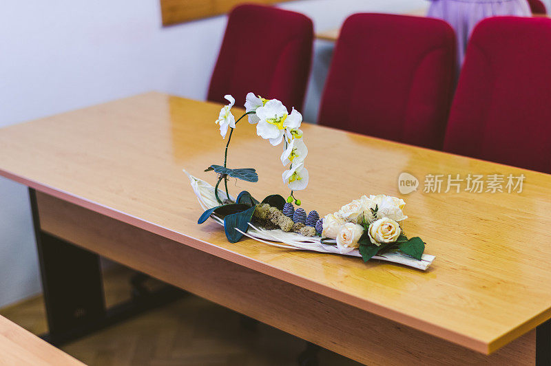 桌上装饰着兰花
