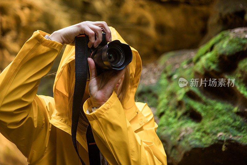 美丽的徒步旅行者女人在一个欧洲的家中度假户外的照片