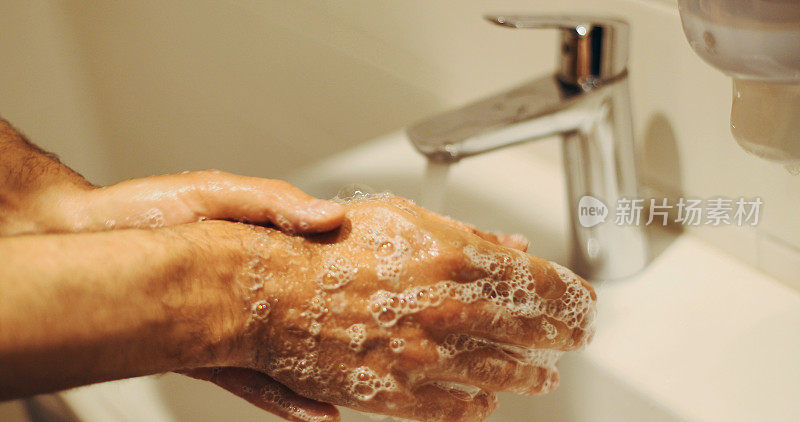仔细地洗手和搓手!
