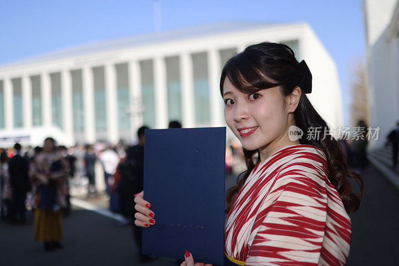 年轻女子学生在袴享受她的毕业