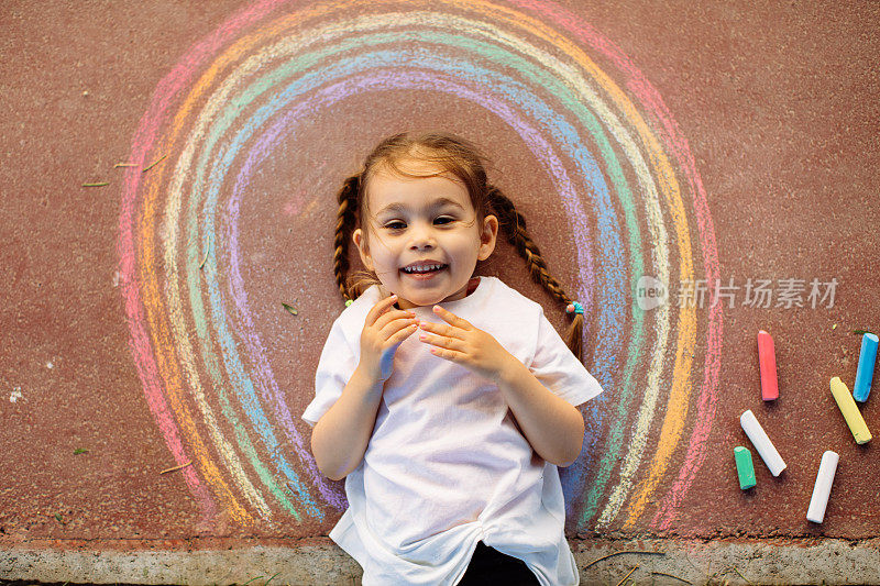 孩子用粉笔画彩虹
