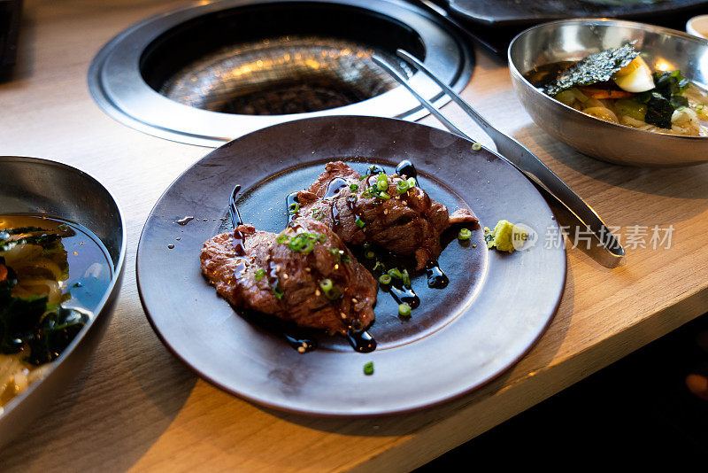 日本一家烧肉片餐馆的肉寿司和冷面。