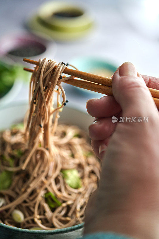 芝麻香菜酱油荞麦面