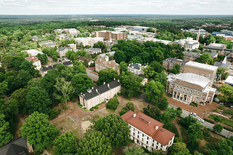 春天，北卡罗来纳大学教堂山分校的上空