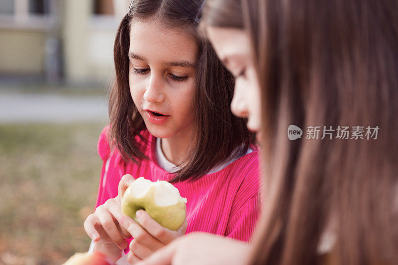 女孩们分享苹果