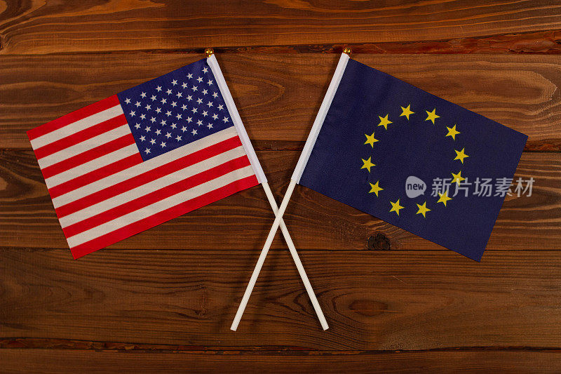 美国国旗和欧盟国旗互相交叉。美国vs欧洲和欧盟。这幅图说明了国家之间的关系。为电视视频新闻和互联网上的文章和媒体摄影。