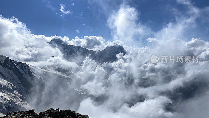 白雪皑皑的群山在白云中美丽的景色。北奥塞梯美丽的风景。