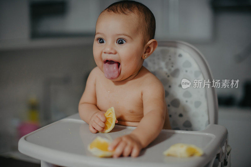 小女孩第一次吃橘子