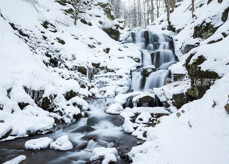 冬季高山瀑布雪景。雪山瀑布景观。冬季的山瀑布在Shipot瀑布-喀尔巴阡山脉，乌克兰。