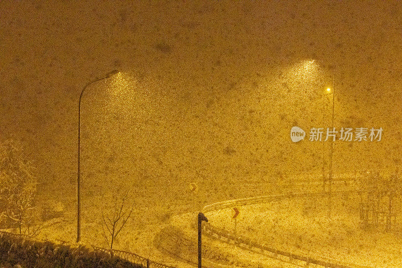 夜晚，街灯下下雪