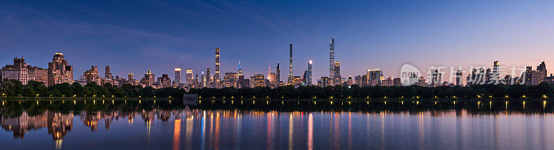 纽约市的天际线全景，亿万富翁排超高层建筑。曼哈顿中城的摩天大楼从黄昏的中央公园水库