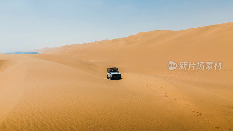 风景4X4汽车驾驶沙丘沿纳米比亚海岸