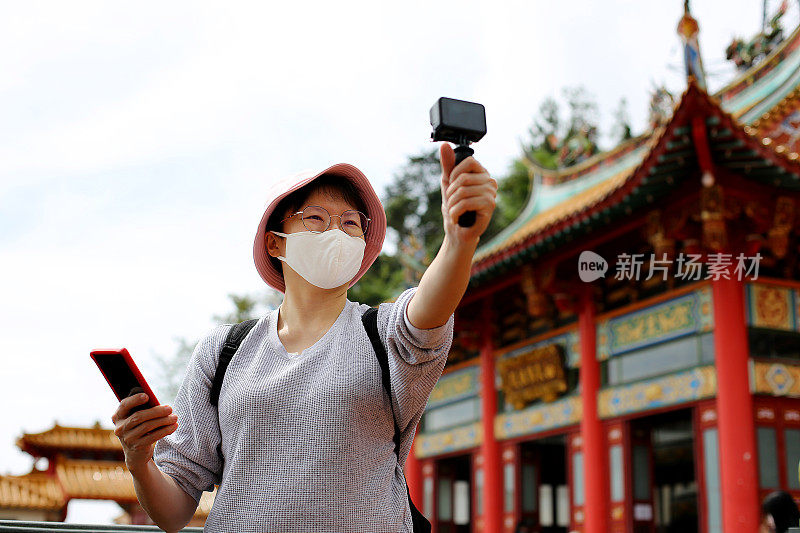 年轻女子在旅游