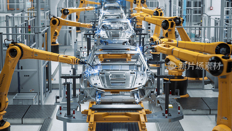 汽车工厂3D概念:自动化机器人手臂装配线制造高科技绿色能源电动汽车。自动化施工，建筑，焊接工业生产输送机。前视图