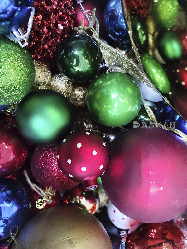 五颜六色的小玩意，有圣诞树和模糊闪亮的灯