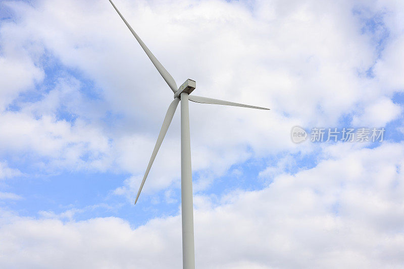 风力发电机在有风的日子里可以顶着天空，风力发电机将风能从动能转化为电能