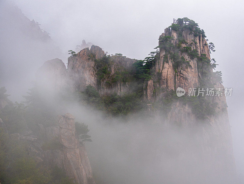 雾和雾覆盖黄山，黄山，安徽，黄山，中国，亚洲，股票照片