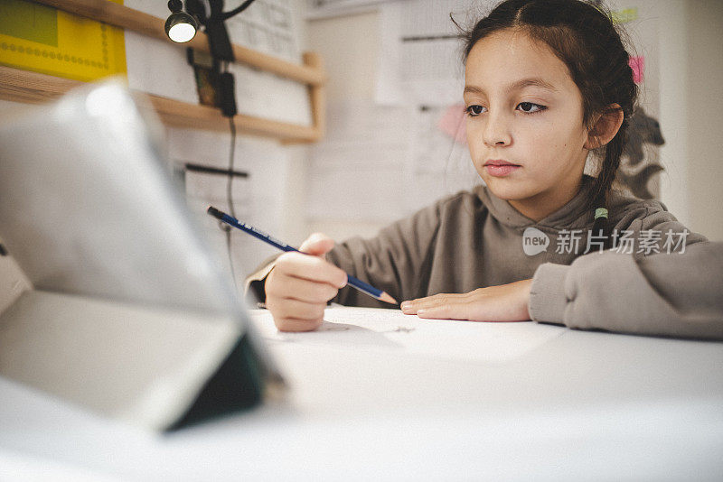 女学生在家上网络课