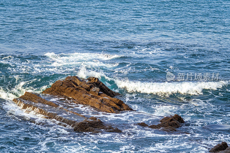 海浪拍打着海岸