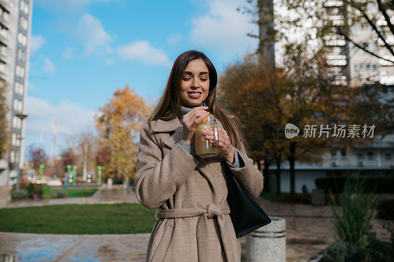 吸引人的年轻白人妇女享受自己在城市