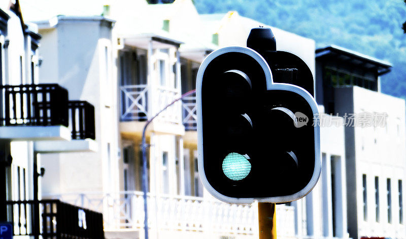 城市交通机器人或交通灯上的绿灯