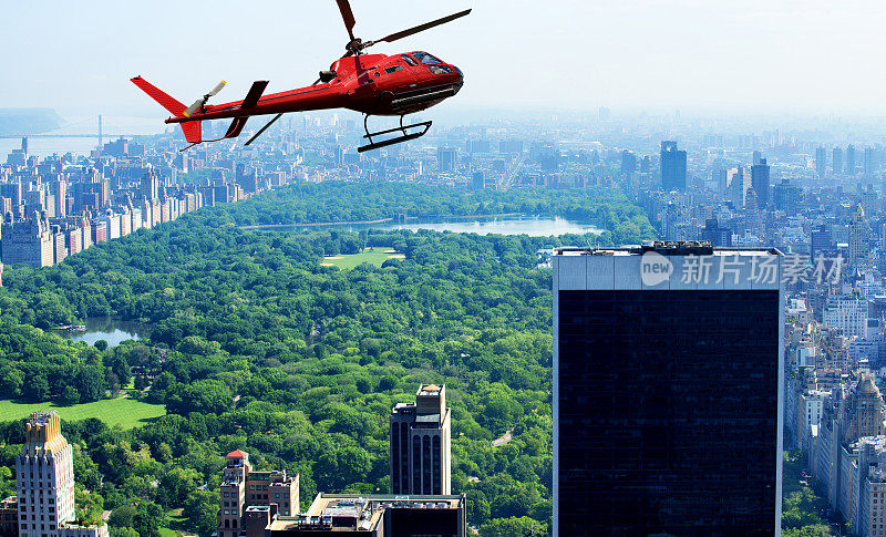 直升机在纽约中央公园上空观光。