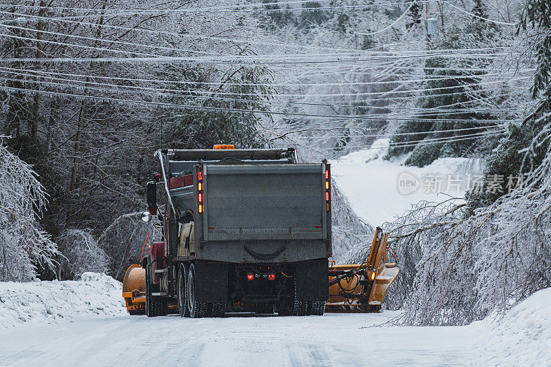 扫雪机在冰暴期间清理道路