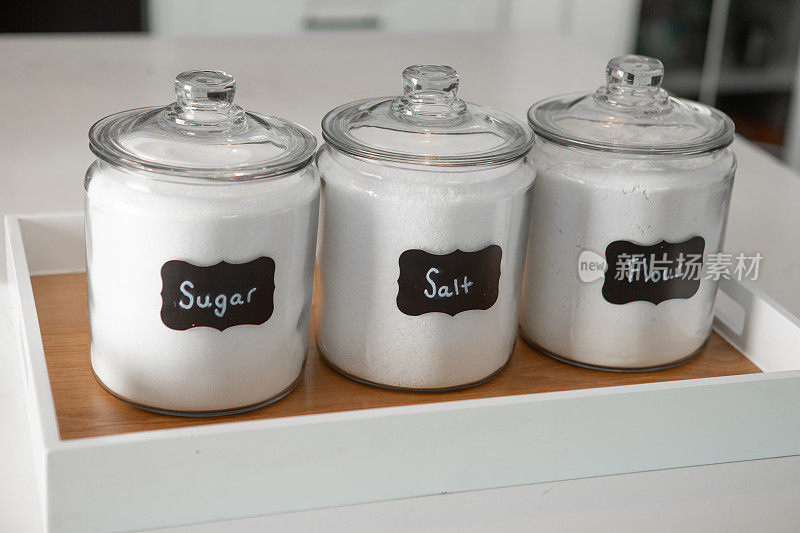 一套装有糖、盐和面粉的玻璃罐