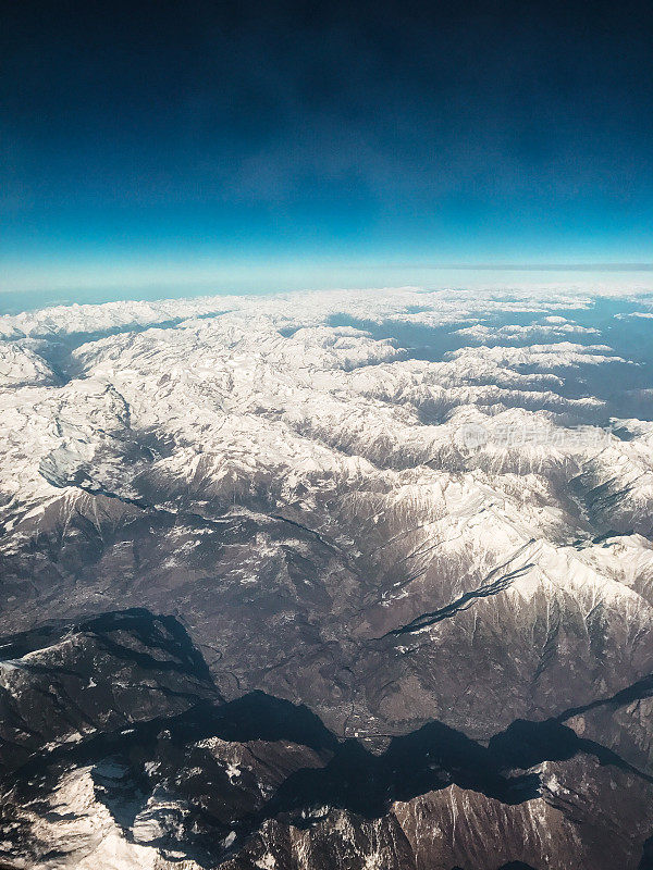 从飞机上俯瞰白雪皑皑的阿尔卑斯山