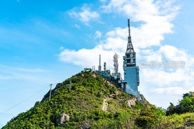 发射站在蓝天下的一个高峰