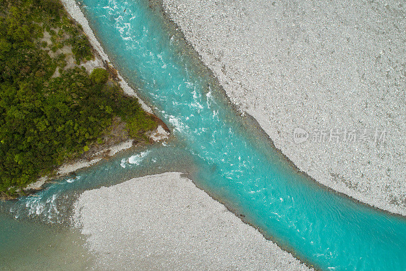 万加努伊河水流特写。