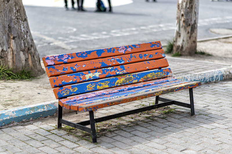 公园里的彩色旧木凳