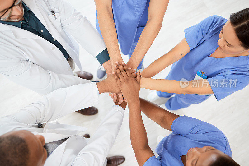 这张照片拍摄的是一群医疗从业人员双手合在一起挤作一团