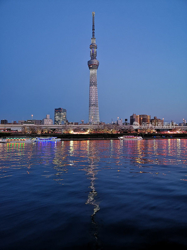 黄昏时分，日本东京隅田河上的天际线