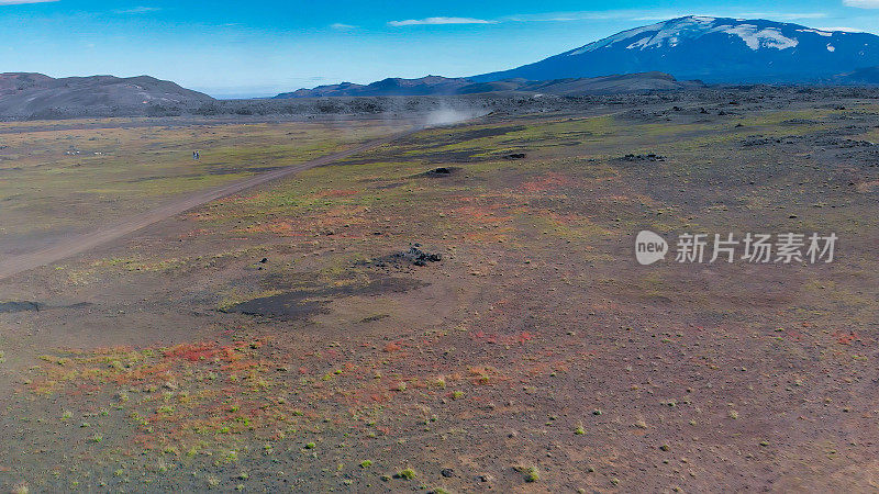 冰岛著名的高地景观，Landmannalaugar地区-冰岛。绿色的熔岩田和背景山，从无人机鸟瞰图